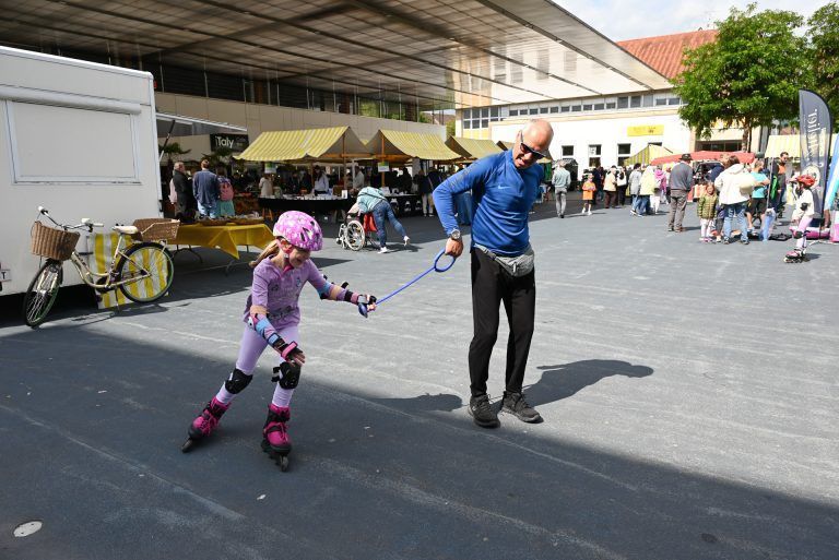 Ein Markt im Zeichen des Sports: Die Eiskunstlauf-Akademy zeigte den Kindern, wie es sich auf dem Eis anfühlt.