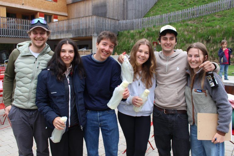 Berghaus – Begegnungszone statt kalte Betten: Trostpreis für „Mein persönliches Lieblingsteam“ dem Anja Pfanner (r.) und Jakob Schwarzmann (l.) Trinkflaschen überreichten. Es sollte für Emilia Blum, Raphael Huber, Leah Neurauter und Christian Bischof keine Anspielung auf die Leistung, sondern ein Ansporn für mehr Training sein . . .