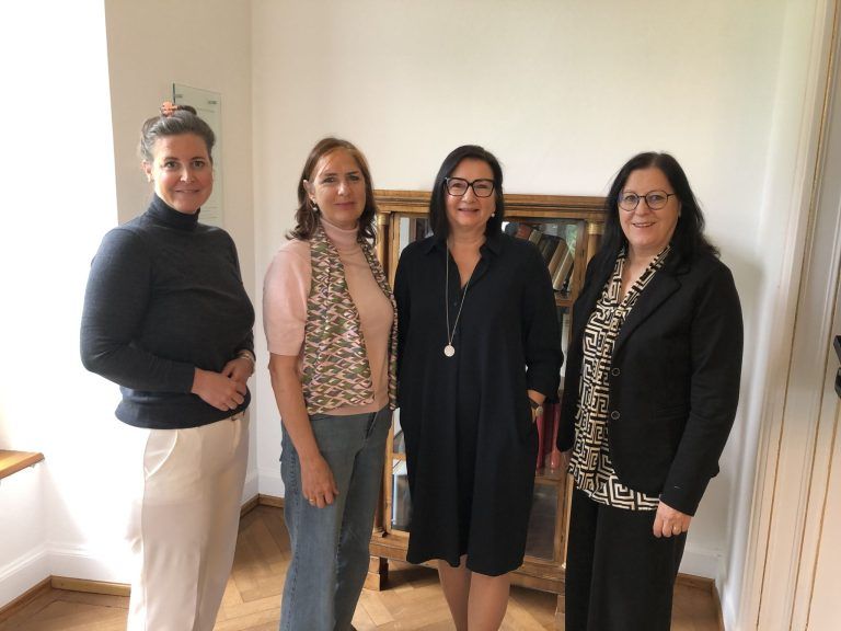 Referentin Brigitte Truschnegg (2. v.r.) mit den Organisatorinnen der Salonvorträge Verena Burtscher, Elisabeth Tschann (Falkenhorst) und Elisabeth Schwald (VHS Bludenz)