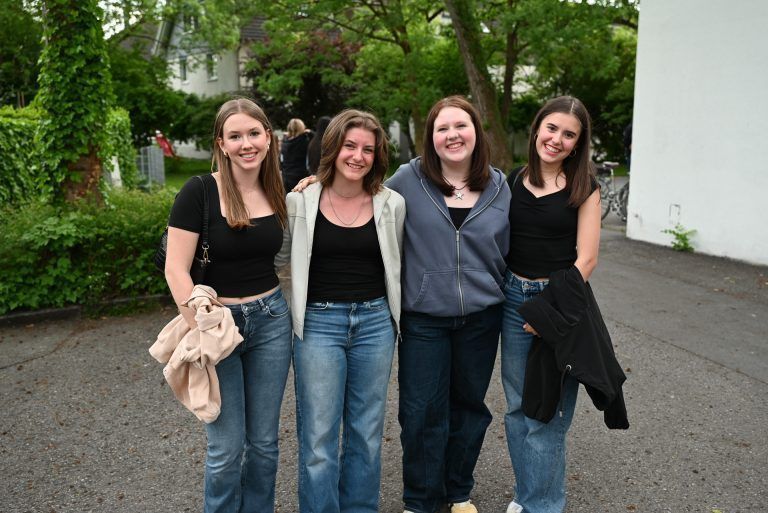Jugendliche feiern erste HypeNight: Theresa, Emely, Leah und Emma kamen aus Bregenz zur ersten HypeNight.