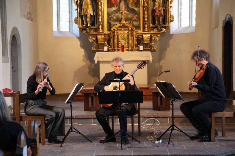 Besinnliches, Musik in Natur und Kirche: Claudia Christa, Alexander Swete und Klaus Christa beim Musizieren.