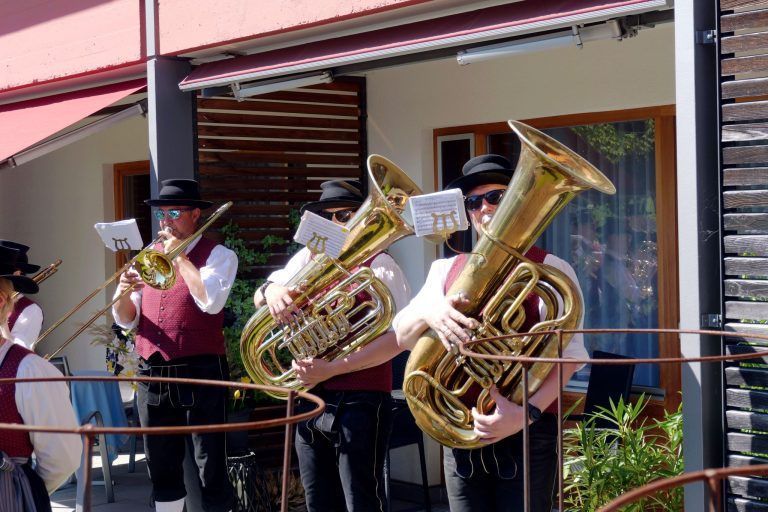 Erster Mai mit zünftiger Blasmusik dabei: Die Bewohner des Sozialzentrums erlebten ein schwungvolles Platzkonzert.