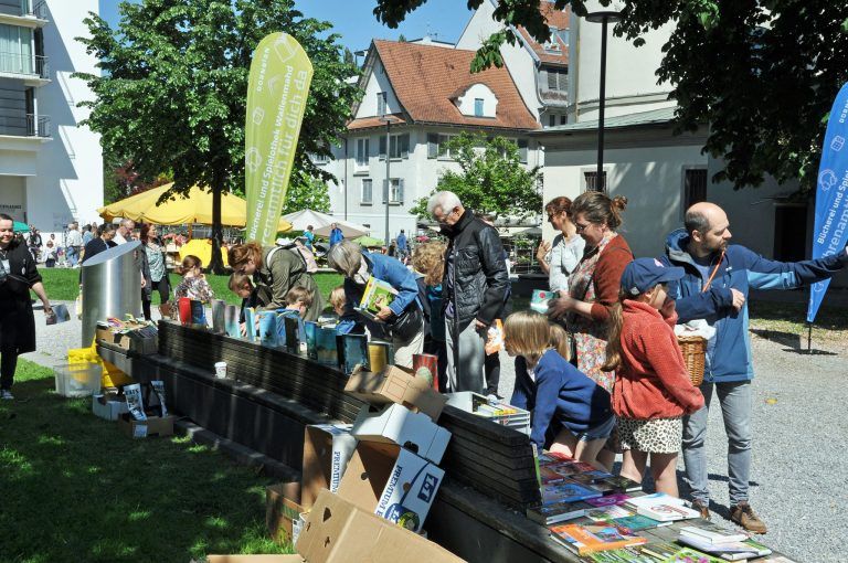 Ein Euro für Secondhand-Lektüre: Der Andrang war groß und die Bücher wechselten rasch die Besitzer.