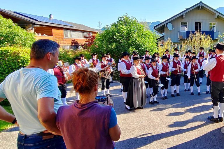 Erster Mai mit zünftiger Blasmusik dabei: Ein Ständchen für Steffi und Renan Sen in der Bardella.