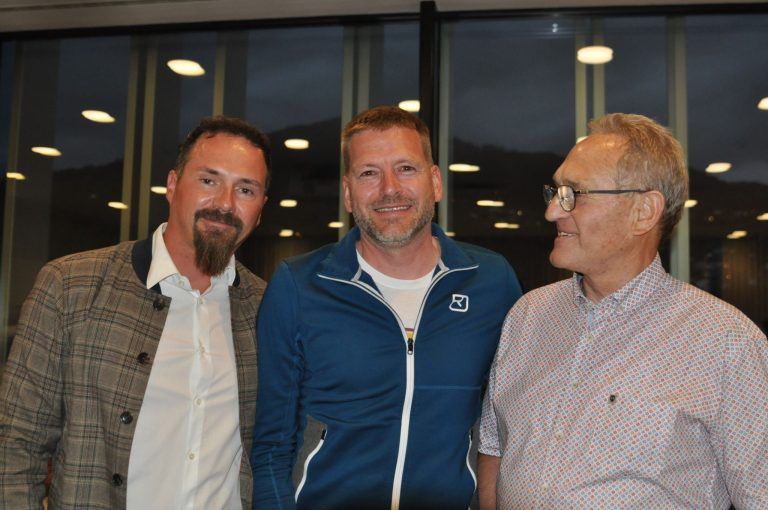 Erfolge auf und neben der Piste: Dankesworte gab es seitens des Obmannes Andreas Hammerer (li.) und Erich Fußenegger (re.) an Bernd Winsauer (Mitte).ttig)