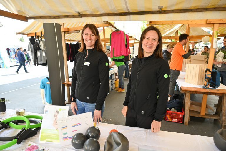 Ein Markt im Zeichen des Sports: Veronika und Eva informierten am Stand von "move".