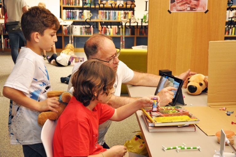 Stadtbibliothek wurde zum Forschungslabor: Auch Kuscheltiere wurden in die Stop-Motion-Filme miteingebunden.