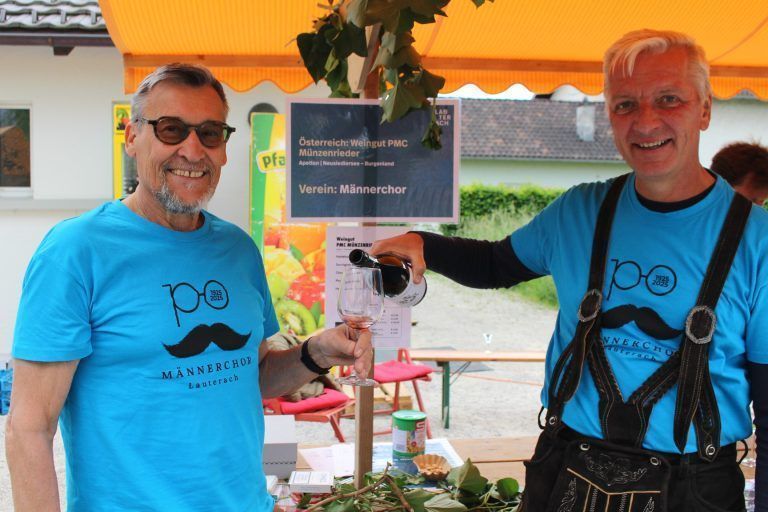 Weinseligkeit macht Lust auf mehr: Die Zuteilung der Vereine an die Stände der Winzer war im Fall des Weinguts Münzenrieder war goldrichtig: der Männerchor war die ideale Besetzung für Weine und Gesang zu Ehren des Geburtstagskinds.