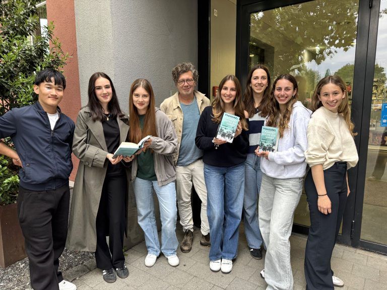 Schriftsteller Franzobel mit einigen literaturbegeisterten Schülerinnen und Schüler des Bundesgymnasiums Dornbirn vor der Lesung im Theater Kosmos.
