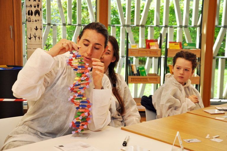 Stadtbibliothek wurde zum Forschungslabor: Die Kinder erfuhren, was es mit DNA-Spuren auf sich hat und was sie über die Täterschaft verraten.