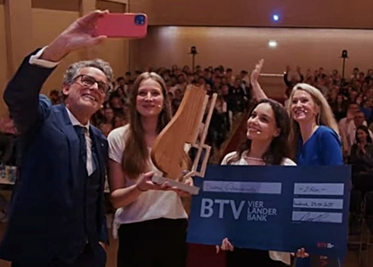 Bezauer Schule hamstert wieder Trophäen: BTV-Chef Gerhard Burtscher schoss höchstpersönlich das Siegerfoto – ein Selfie mit Katharina Heim, Elena Manser und der Moderatorin Olivia Peter.