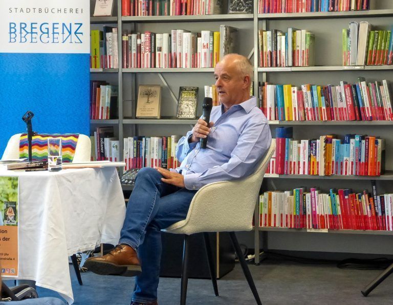 Ein Abend (fast) ganz im Zeichen der Selbstliebe in der Stadtbücherei Bregenz: Autor Arno Gander stellte sein neuestes Buch „Stadt im November“ vor