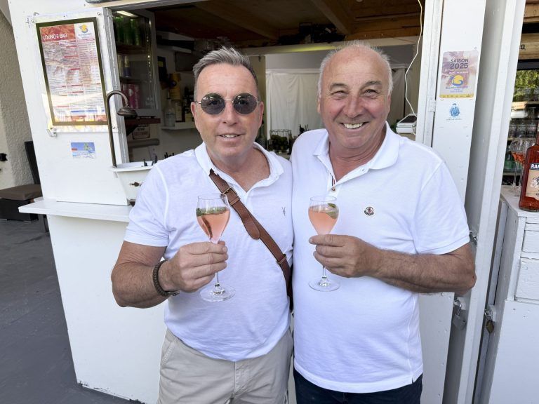 Heißer Sand und coole Drinks: Coole Drinks, coole Jungs/ Markus Mistura und Gilbert Wohlwend