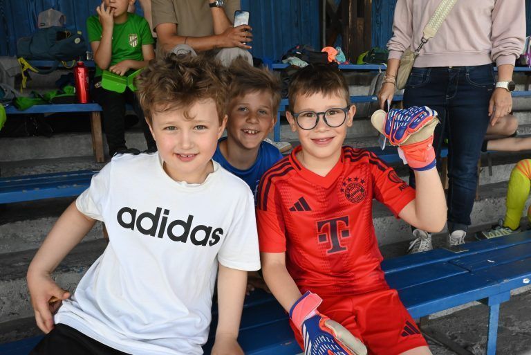 Lautstarker Jubel beim Volksschulcup Lustenau: Felix, Liam und Paul von der 2p-Klasse der Volksschule Kirchdorf hatten großen Spaß beim Fußballcup.