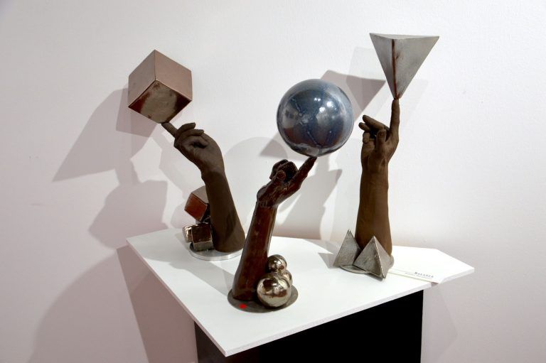 Der Ton macht die Musik: Arbeiten von Peter Joschika: "Balance" (I, II und III), brauner Ton glasiert.