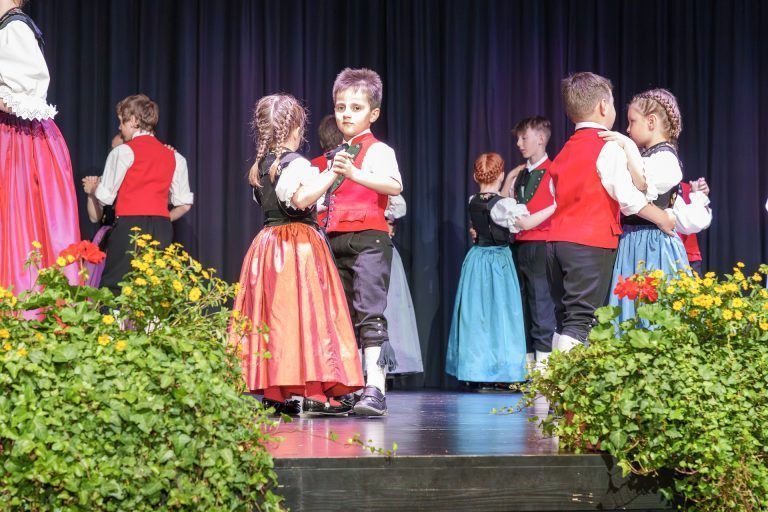 Montafoner Trachten als immaterielles Kulturerbe gefeiert: Die Kindertrachtengruppe Partenen präsentierte nicht nur stolz ihre Trachten, sonder begeisterte auch mit verschiedenen Tänzen.