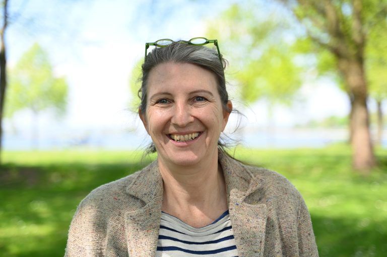 Ein Fenster in ein buntes Universum: Daniela Egger ist Projektmanagerin der Aktion Demenz.