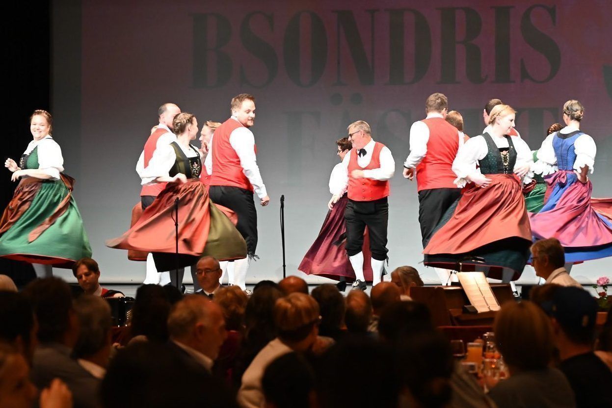 Die Trachtengruppe Lustenau feiert 75-jähriges Bestehen und lud zu einer besonderen Aufführung in den Reichshofsaal ein.