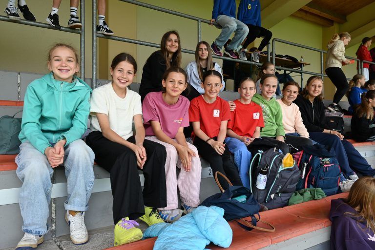 Nervenkitzel bei Fußball-Schülerliga: Die zahlreichen Fans feuerten die Mädchen an.