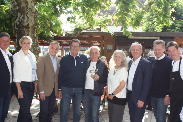 Vorarlbergs Spendenpapst geehrt: Großes Fest für gute Sache: Daniel Allgäuer, Andrea Kerbleder, Rainer Riedl, Helmut Jenny, Quadro Ernst, Anja Diem, Harald Sonderegger, Bernhard Heinzle und Roland Vith.