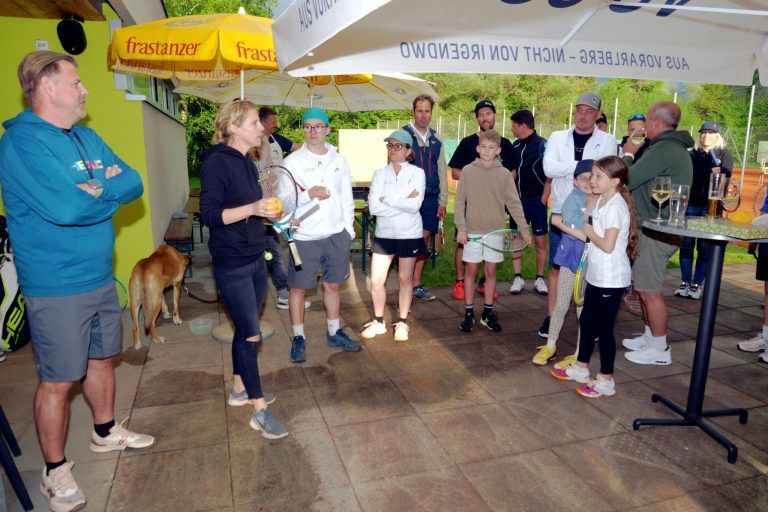 Modernes Flutlicht macht Freude: Steffi Salomon erklärte die Spielregeln des Touchball-Turniers.