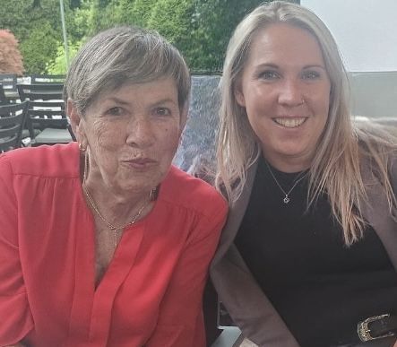 Nachruf auf Gisela Loacker: Frei im Geist und jung im Herzen: Gisela mit ihrer Enkeltochter Nadja - sie waren ein Herz und eine Seele.