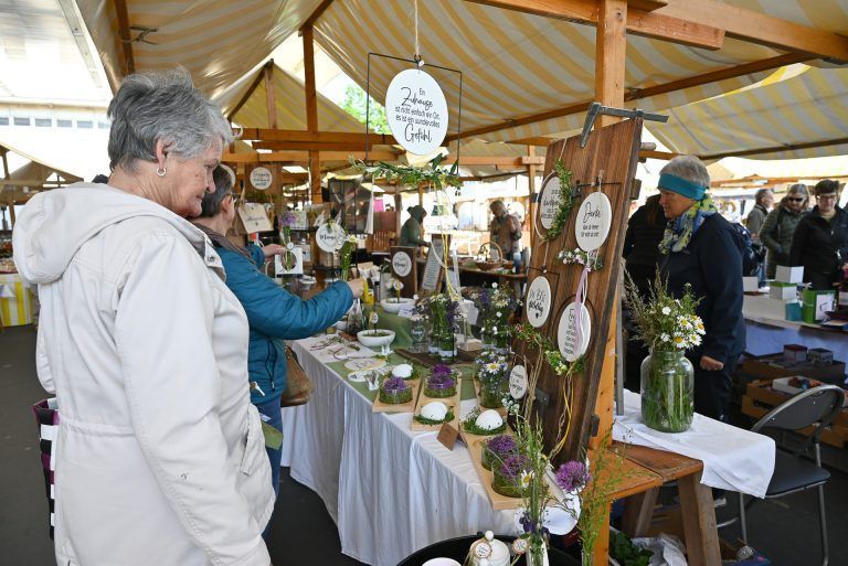 Muttertagsmarkt lockt Besucher an: An den Marktständen gab es allerlei Kreatives zu bestaunen.
