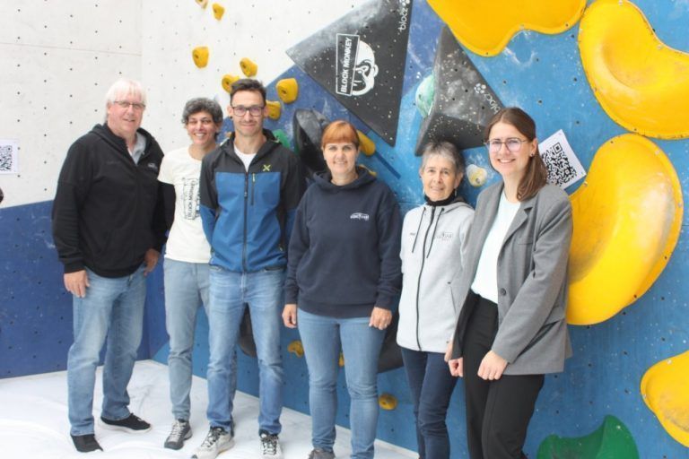 Silvia Kathan (3.v.rechts) und Christoph Neyer (l.) mit dem OK-Team vom Bouldercup waren hochzufrieden.