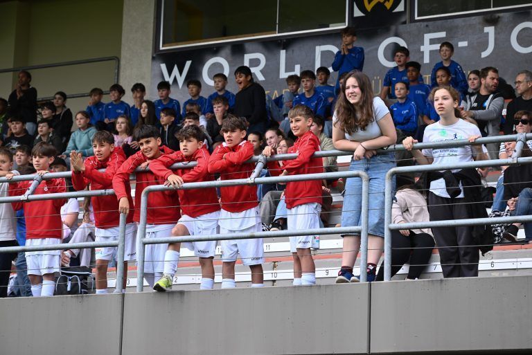 Nervenkitzel bei Fußball-Schülerliga: Gespannt verfolgten die Schüler das Finale.