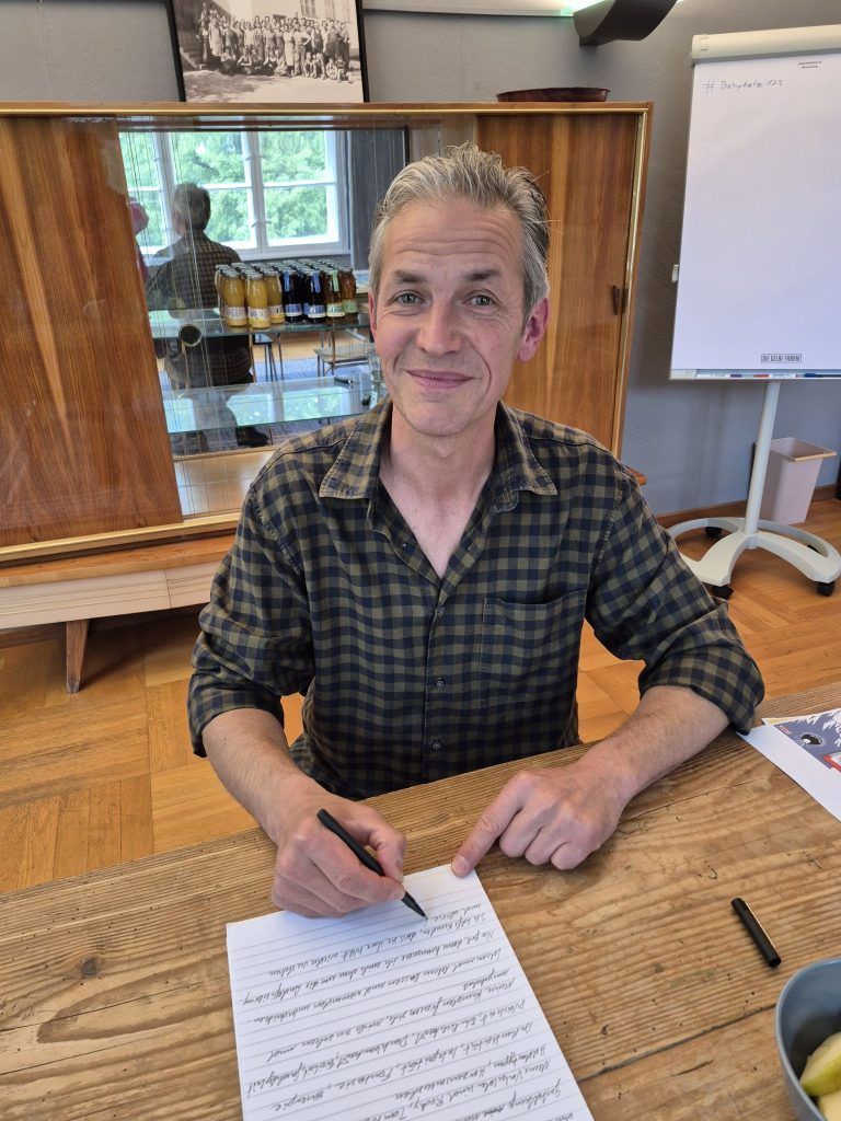Klardenker in Worten und Bildern: Der Grafikdesigner zieht es vor, analog zu vorzuarbeiten, und erst dann über Grafik- und Textprogramme zu beenden.