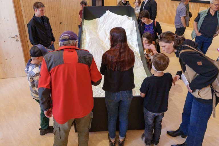 Tag der offenen Tür im Aktionsraum Naturgefahren: Die über 100 Besucher des Tages waren sichtlich Beeindruckt von der informativ gestalteten Ausstellung.