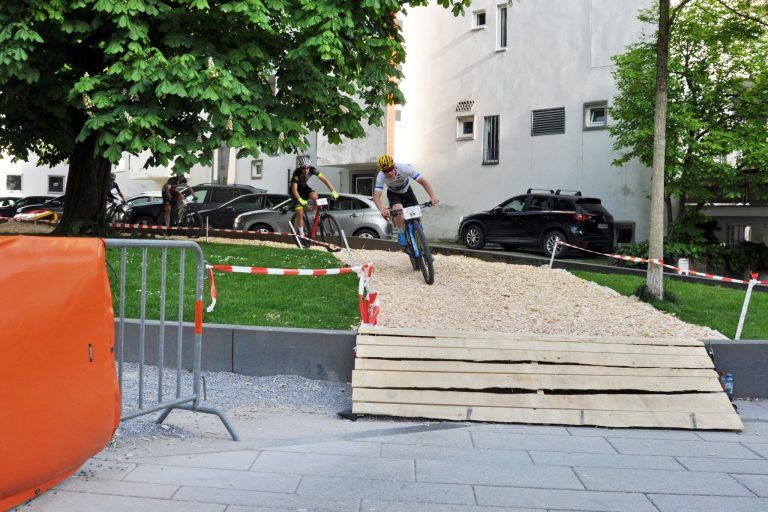 Marktplatz wurde zur Mountainbike-Strecke: Der Parcours bot Rampen, Steilkurven und Schikanen.