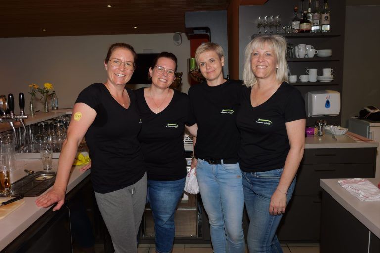 Modernes Flutlicht macht Freude: Das Bar-Team beim SC Frastanz mit Magdalena, Tanja, Monika und Petra.