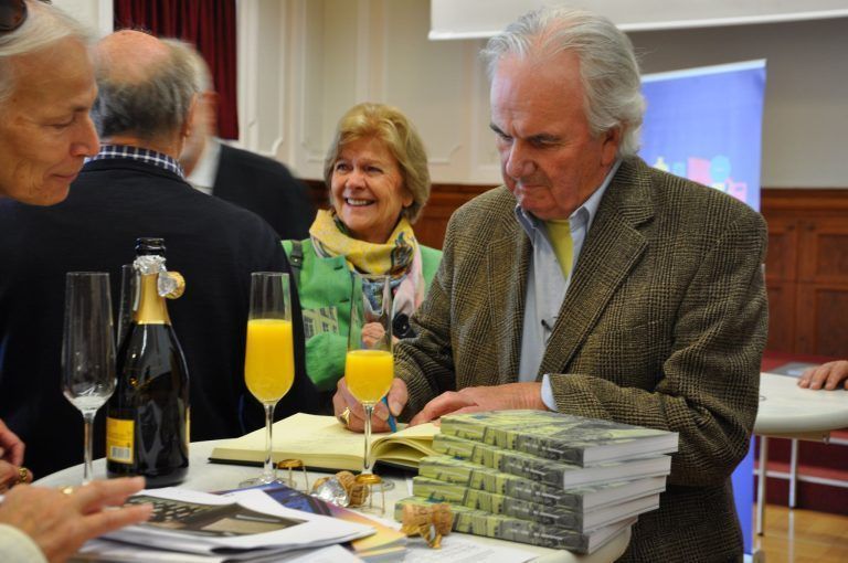 Nach 60 Jahren zurück am BG Dornbirn: Die Ehemaligen verewigten sich im Gästebuch des BGD.