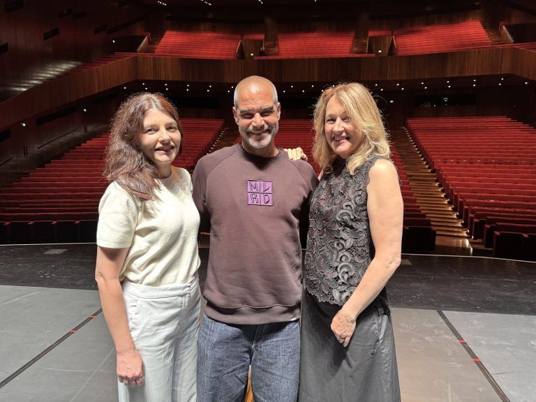 Choreograph Emanuel Gat mit Kulturservice-Leiterin Judith Reichart und Nina Fink vor der Aufführung im Bregenzer Festspielhaus.