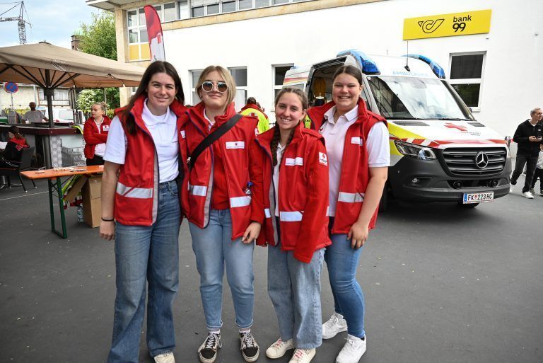 Beeindruckende Schauübung der Feuerwehr: Paula, Chiara, Alina und Laura vom Jugendrotkreuz freuten sich auf ihren Einsatz bei der Übung.