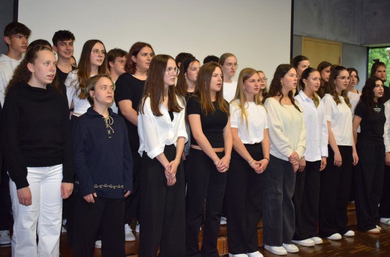 Schülerinnen und Schüler des musischen BORG-Zweigs zeigen ihr Können.