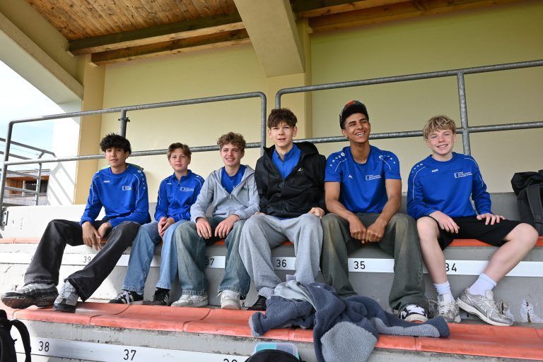 Nervenkitzel bei Fußball-Schülerliga: Fans beider Schulen waren zu Hauf im Stadion vertreten.
