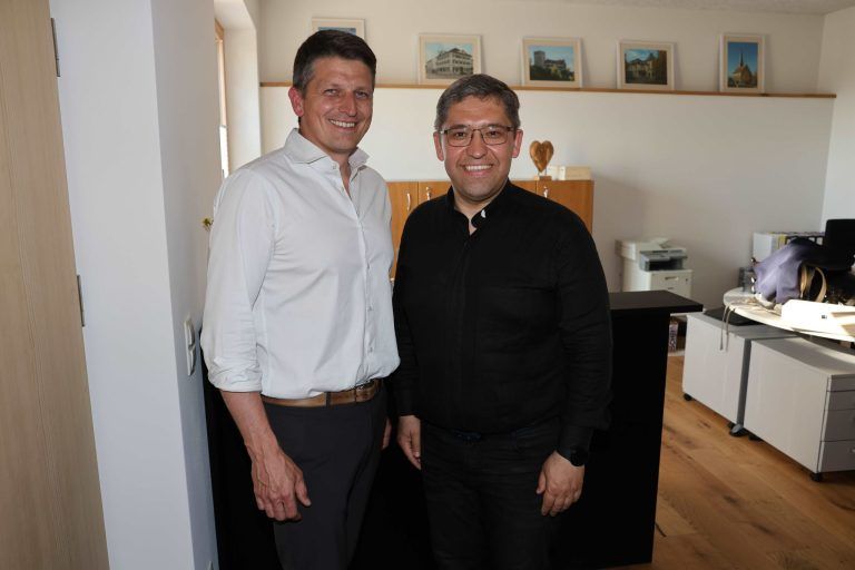 Hofsteigkarte auf Wachstumskurs: GR Thomas Ölz und Pfr. Marius Dumea.