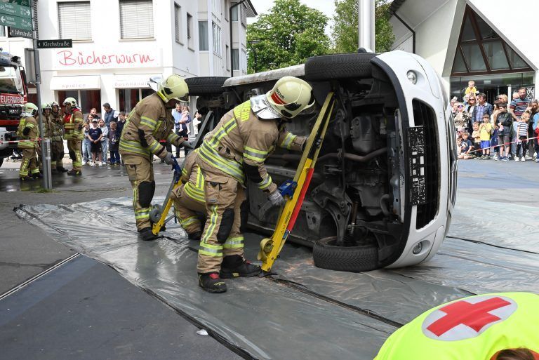 Beeindruckende Schauübung der Feuerwehr: Zuerst musst der verunglückte PKW gesichert werden.