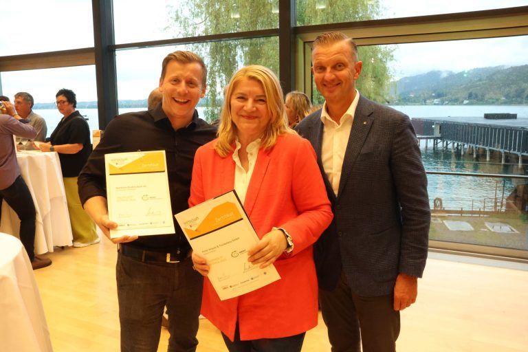 Ökoprofit-Programm: Neues und Jubiläen: Mario Hueller (Sparkasse Bludenz), Katarina Tomio (Preite vErputz) und Sparkassen-Vorstand Wolfgang Eichler.
