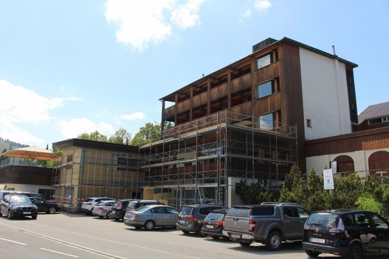 Felsenkeller ist erwachsen geworden: In einem ersten Schritt wurden Zimmer, Gasträumlichkeiten und Wellnessbereich modernisiert, jetzt wird auch das äußere Erscheinungsbild verändert: Das Haus wird wärmegedämmt und bekommt zum Teil eine neue Fassade.