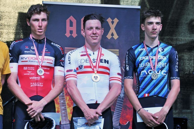 Marktplatz wurde zur Mountainbike-Strecke: Der neue Staatsmeister im XCE Eliminator mit den Zweit- und Drittplatzierten.