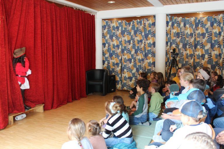 Die magische Schatztruhe: Theater voller Fantasie: Das Stück beginnt.