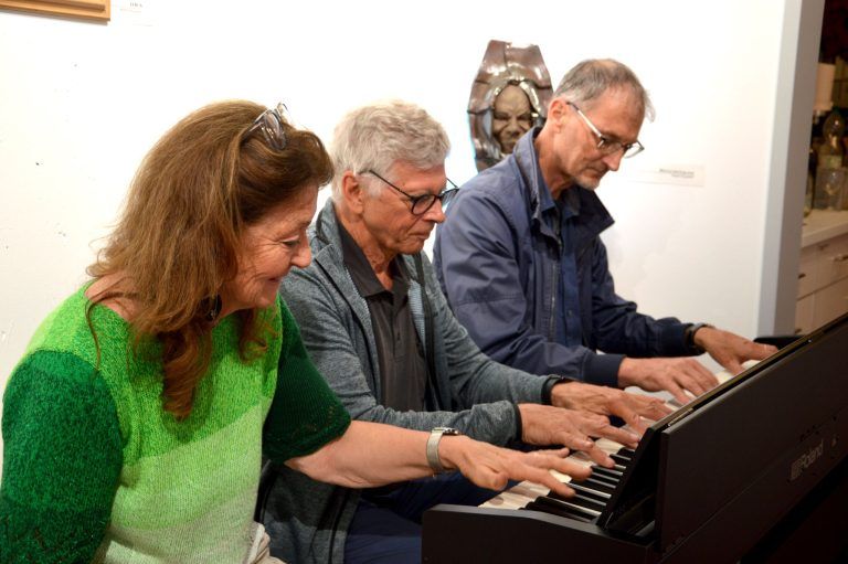 Der Ton macht die Musik: Im kleinen Kreis musizierten Ingrid Gaßner, Stefan Kresser und Mike Rückner zu später Stunde, im Anschluss an die Vernissage im kukuphi.