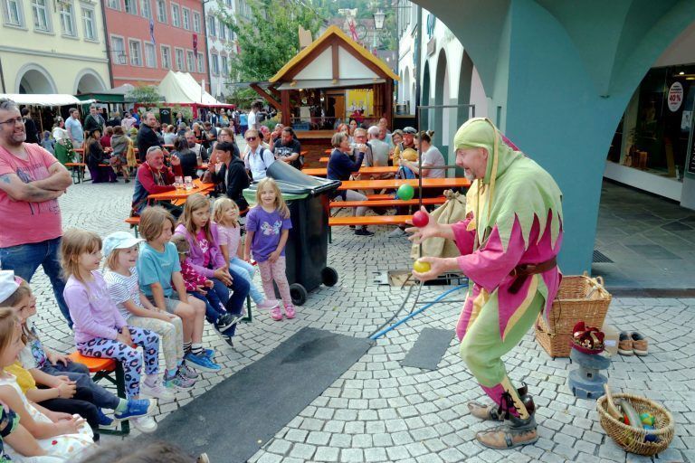 Ein magisches Montfortspektakel : Überall gab es auch für die kleinsten Besucher viel zu Staunen.