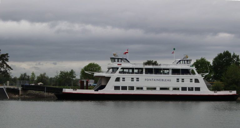 Fontainebleau – sag niemals nie . . .: „Wie neu“ kam die Fontainebleau am 29. April aus der Romanshorner Werft zurück, um endgültig an der „Strandbadhalbinsel“ verankert zu werden.