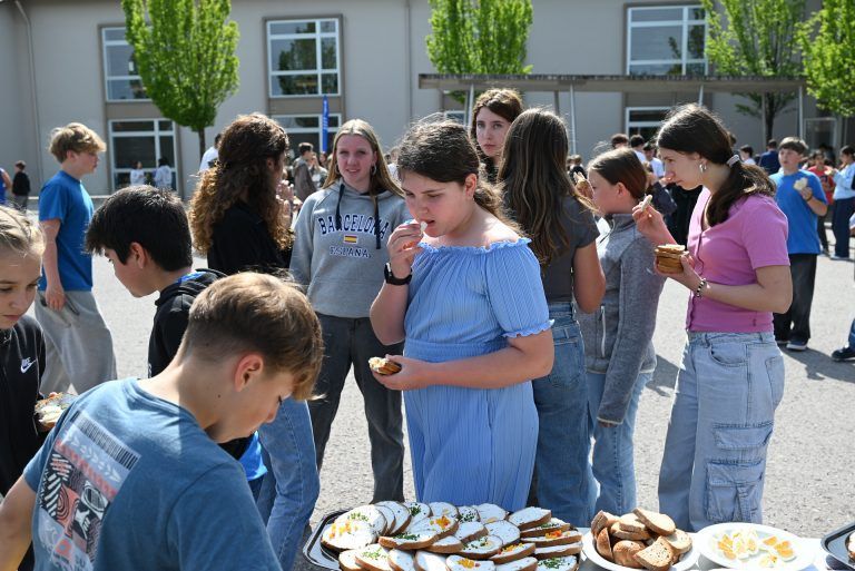 Elternverein und offene Jugendarbeit im Dienst der Kinder: Eine gesunde Stärkung für den Tag bietet der Elternverein der Schule an.