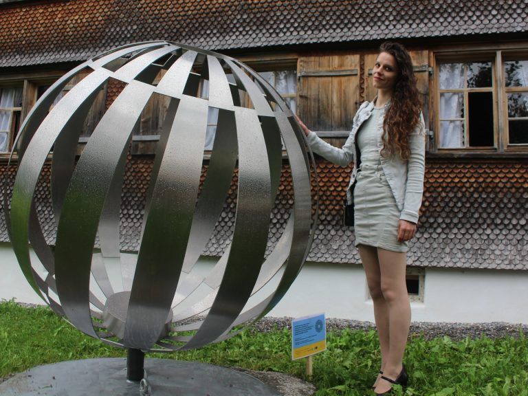Die von Anna-Amanda Steurer entworfenen Skulptur – rund 1,50 Meter hoch, etwa 250 kg schwer, von der Kunstschlosserei Peter Figer gefertigt, zieht von Bezau weiter und wird in den kommenden Jahren nach und nach bei allen Museen Station machen. STP