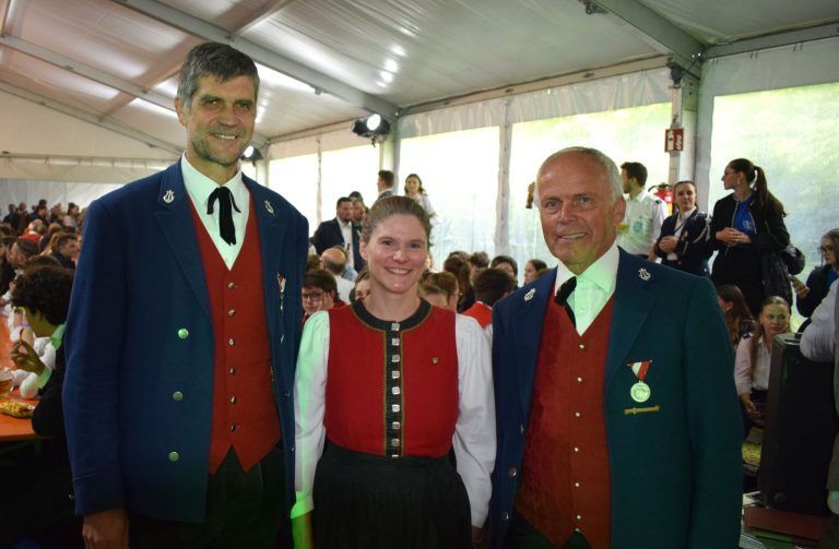 Ein Feuerwerk der Blasmusik mit 20 Musikkapellen: Gratulanten vom Bezirks- und Landesverband: Alexander Eberle, Katrin Berchtold und Engelbert Bereuter.